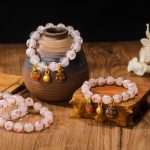 Buddha Stones Gold Swallowing Beast Family Charm Luminous Pink Love Heart Fluorescent Liuli Glass Bead Blessings Bracelet Bracelet BS 4