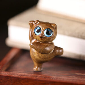 Buddha Stones Mini Green Sandalwood Dancing Cat Engraved Positive Desk Decorations Decorations BS 3.7*2.5*2.1cm